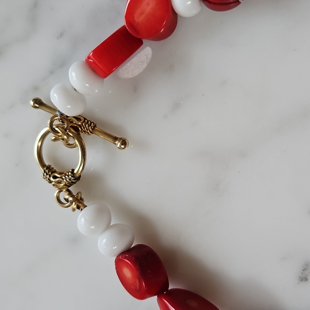 Red Coral & White Agate Bead Necklace - Picture 2 of 4